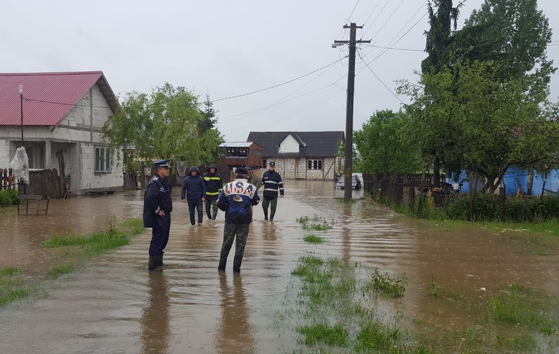 Zeci de oameni evacuați în județul Bistrița-Năsăud. Codul roșu de inundații, prelungit