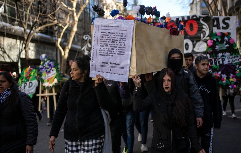 În Argentina, protestatarii au organizat o „înmormântare”, pentru a marca „decesul salariului”