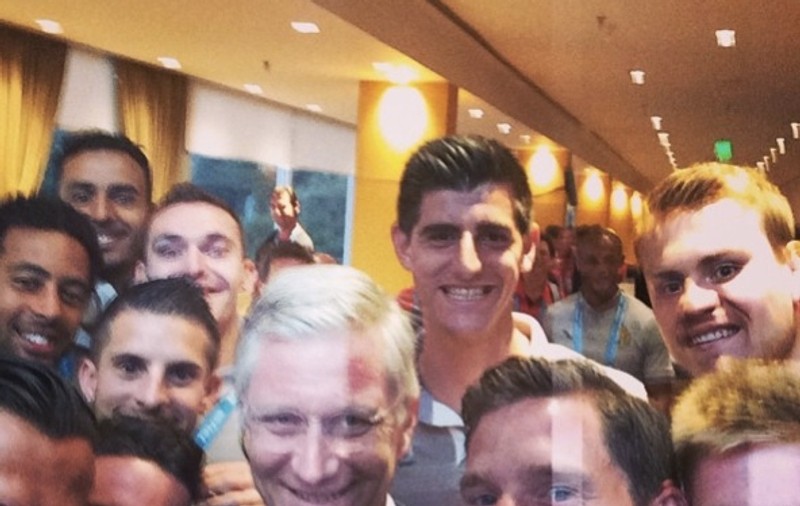 CONFUZIE REGALĂ. Regina Mathilde l-a confundat pe eroul Origi cu anonimul Lukaku! În schimb, a ieșit selfie-ul cu regele
