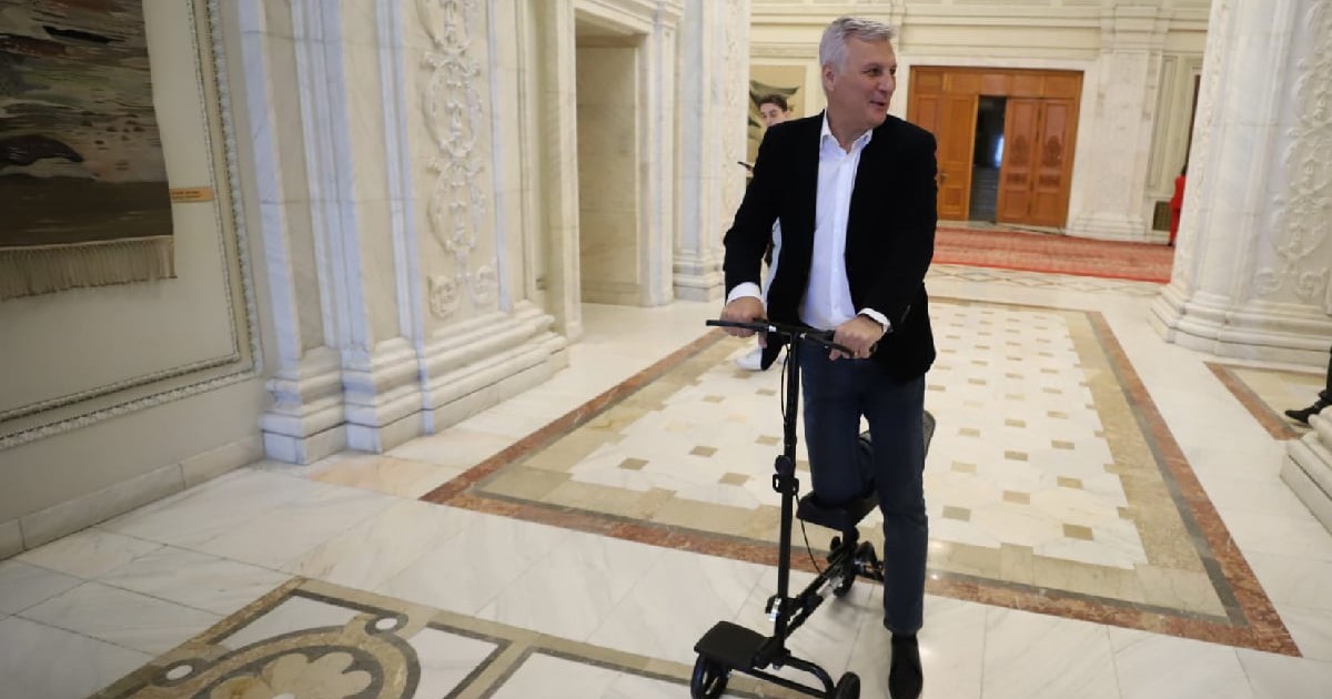 Senatorul PSD Daniel Zamfir se deplasa cu ajutorul unei trotinete ortopedice în Parlamentul României