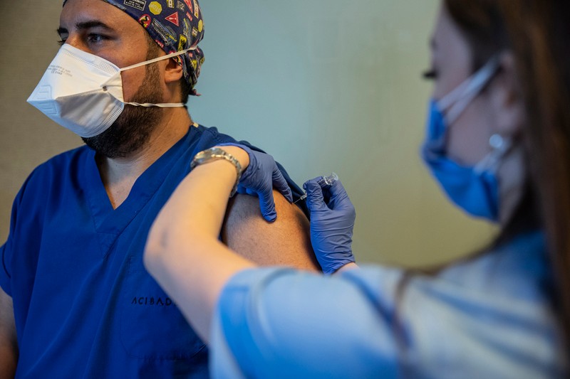 Medicii ar trebui vaccinați primii. Foto: EPA