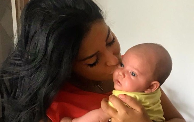 Elena Ionescu se pregătește de creștinarea băiețelului ei. Nașul nu poate boteza din cauza religiei