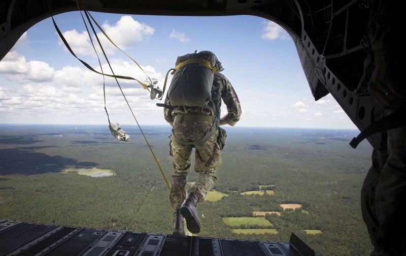 Parașutist britanic ucis în Ucraina: Lance Corporal George Hooley, 28 de ani, a murit testând un nou sistem antiaerian