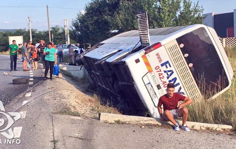 UPDATE | Cluj: Un autocar s-a răsturnat la Câțcău, după ce a fost acroșat de o mașină. Șoferul acesteia, care a adormit la volan, are multiple traumatisme și e în comă