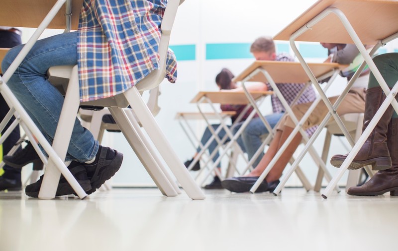 Profesoară din Argeș, acuzată că a dat cu capul de bancă un elev de gimnaziu „pe motiv că deranja ora”