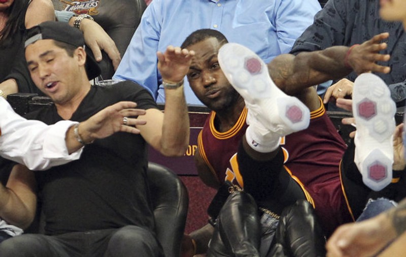 Panică în NBA. LeBron James, 113 kilograme, a băgat în spital o fană / VIDEO
