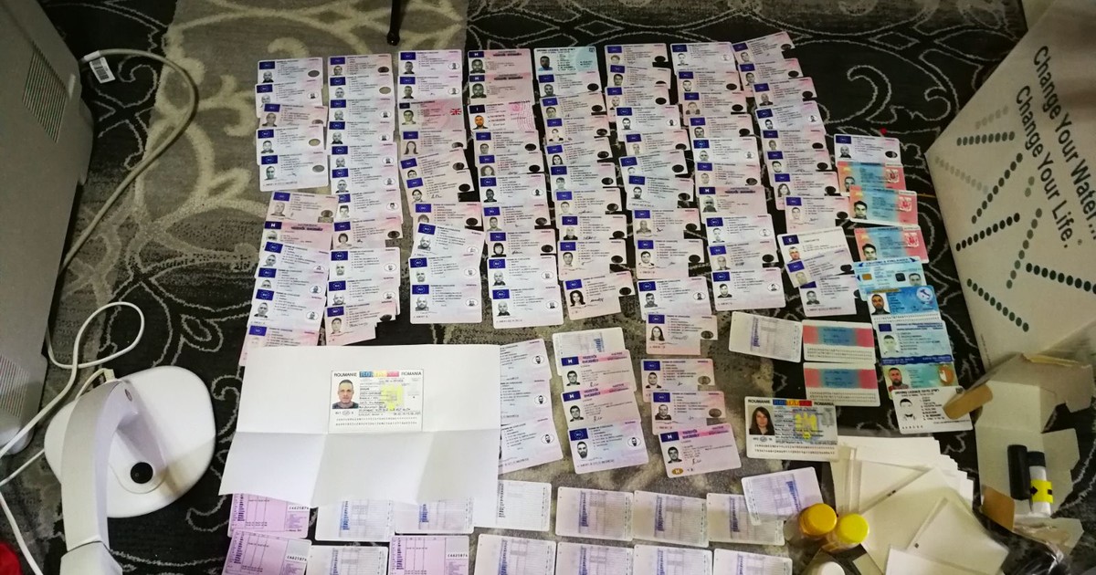 Sute de suspecţi ridicaţi în urma percheziţiilor DIICOT şi Poliţiei Române din această dimineaţă. Procurorii şi ofiţerii de la "Crimă organizată" au descins în casele unor suspecţi care, în ultima perioadă, au comis tot felul de infracţiuni.