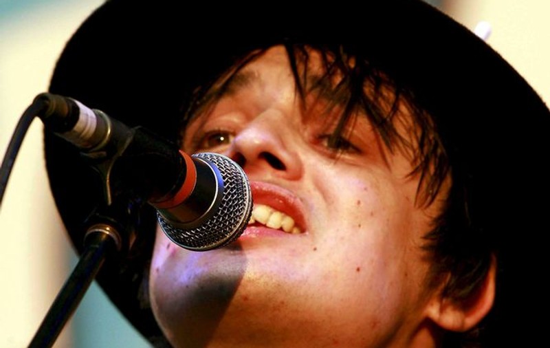Peter Doherty a fost dat jos de pe scenă, după ce a cântat imnul nazist