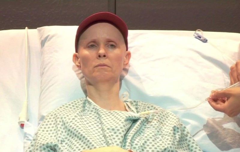 MIRANDA din "SEX AND THE CITY", apariţie ŞOCANTĂ! Bolnavă de cancer, cheală, pe patul de spital | VIDEO