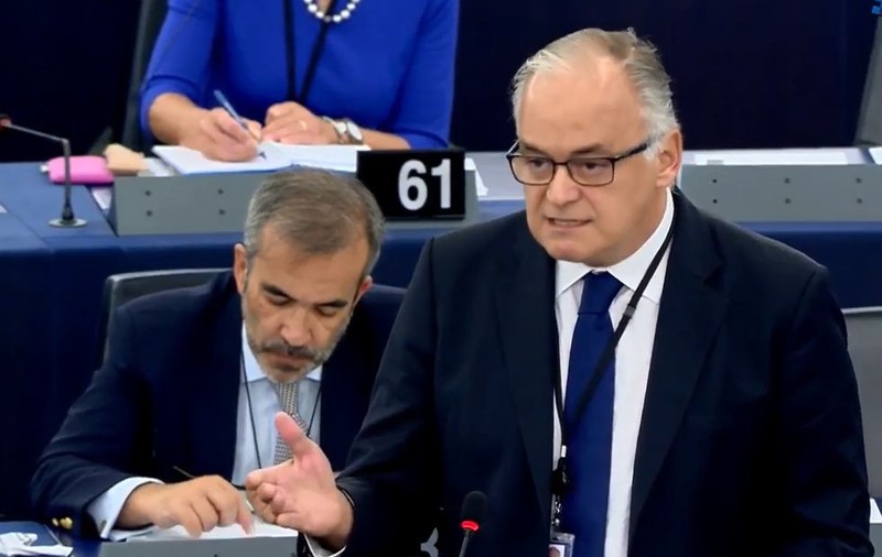 Vicepreședintele grupului PPE i-a cerut Vioricăi Dăncilă să asculte ”vocea poprului”. ”Ce interese se ascund în spatele acţiunilor guvernului dumneavoastră?