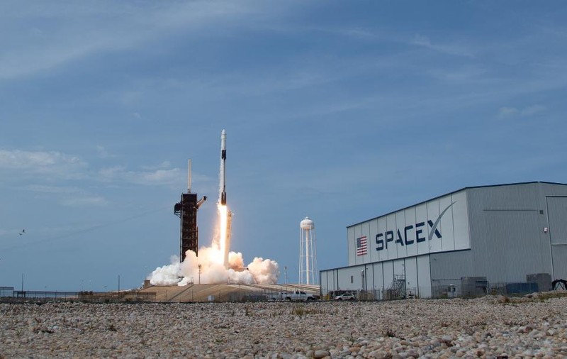 Capsula spaţială a lui Elon Musk, vizibilă din Bucureşti pentru un minut şi jumătate la puţin timp de la lansare