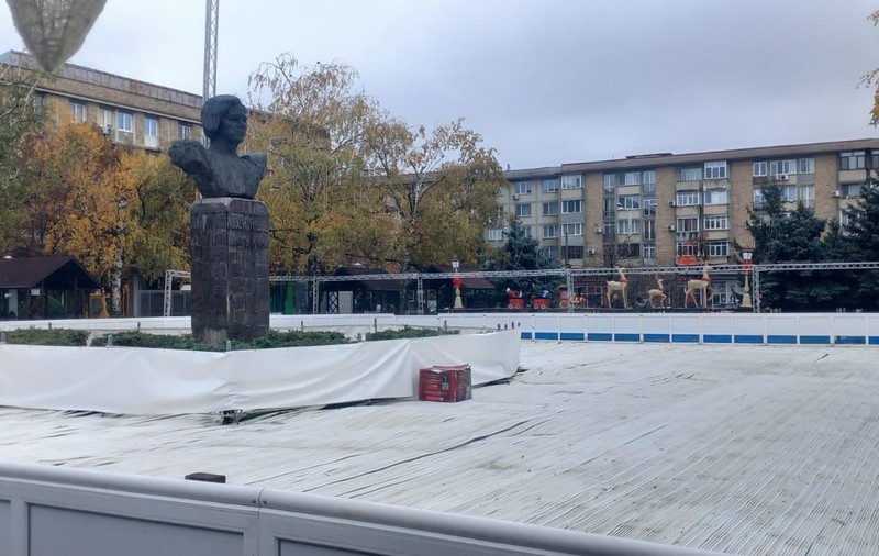 Patinoarul cu obstacole de la Ploiești, cu statuia lui Nichita Stănescu și cu tufișuri în mijloc: „Arbitrează marele poet”