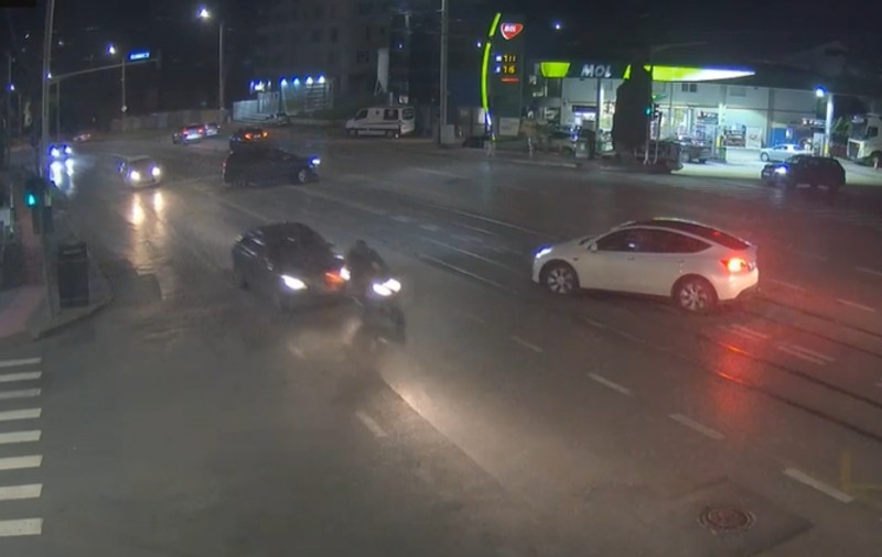 Motociclist lovit intenționat de o șoferiță, după o șicanare în trafic, la Iași. Femeia a fugit de la locul accidentului | VIDEO