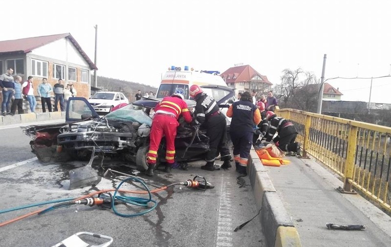 Accident în județul Mehedinți. Doi oameni au murit și alți cinci au fost răniți