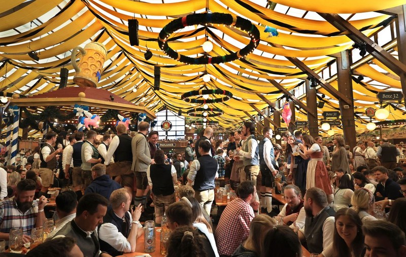 Obiceiurile care ți-ar putea aduce o amendă de peste 600 de euro la Oktoberfest, în Germania
