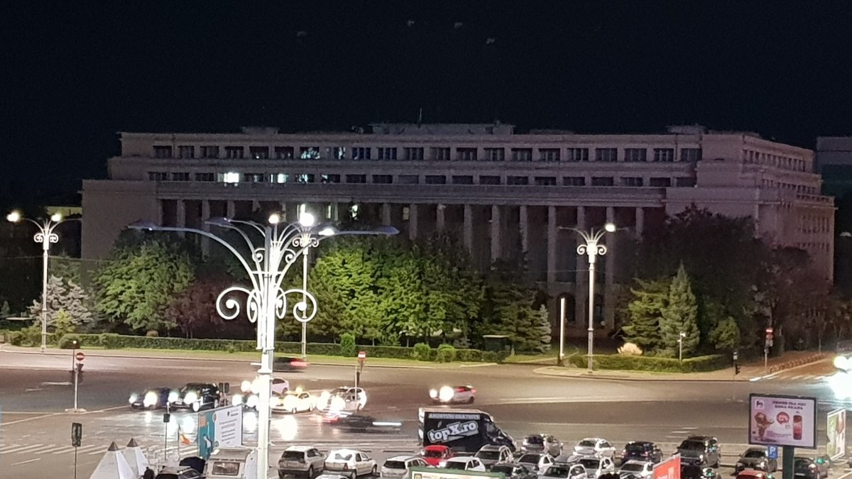 Palatul Victoria nu a fost iluminat în noaptea de 13 spre 14 septembrie. Foto: Cristian Otopeanu