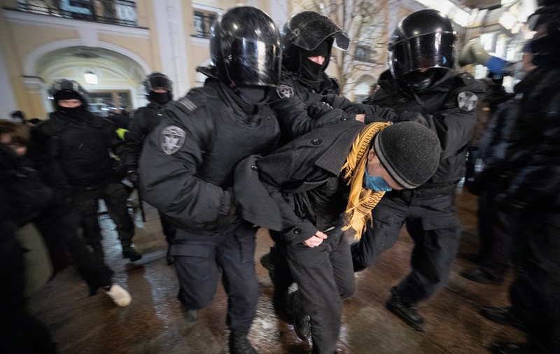 Tot mai mulți ruși sparg zidul tăcerii. Profesor de la St. Petersburg pentru Libertatea: „Suntem conduși de un om care și-a pierdut mințile. Putin ne poate cupla la internetul suveran, cum îi zice el”