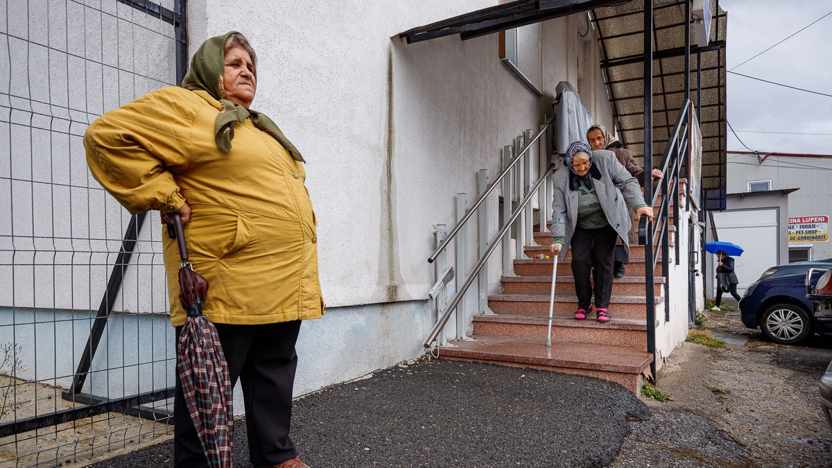 Trei femei din Lupeni, Valea Jiului, au fost să voteze la alegerile prezidențiale 2019 (Foto: Eli Driu)