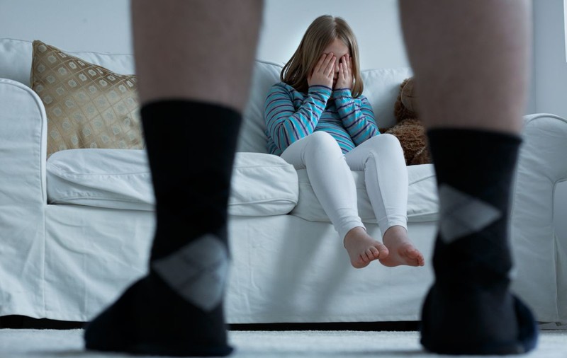 Un an cu suspendare pentru act sexual cu o minoră. Aceeași persoană, acuzată de favorizarea infractorului într-un caz de viol asupra unei fete de 10 ani