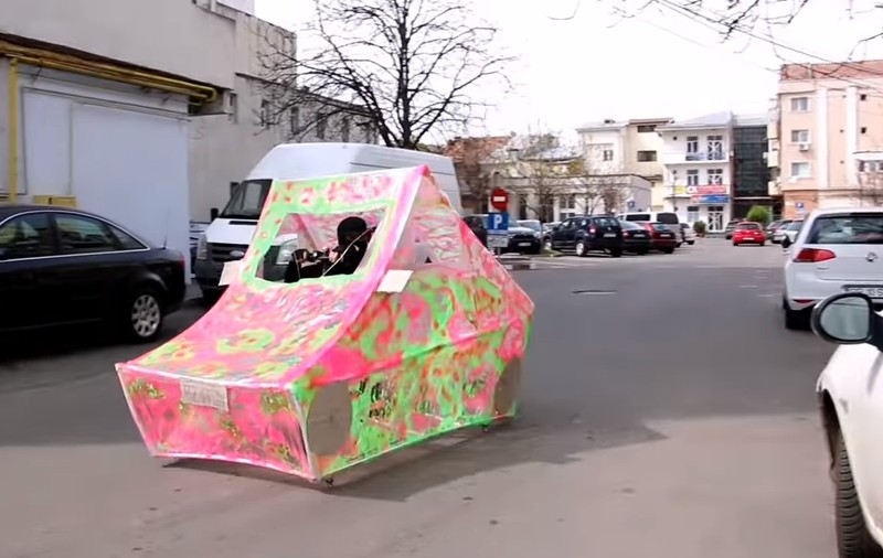 Video | Creație inedită în Buzău. Un tânăr și-a construit o ”izoletă roz” pentru a ajunge la fast-food