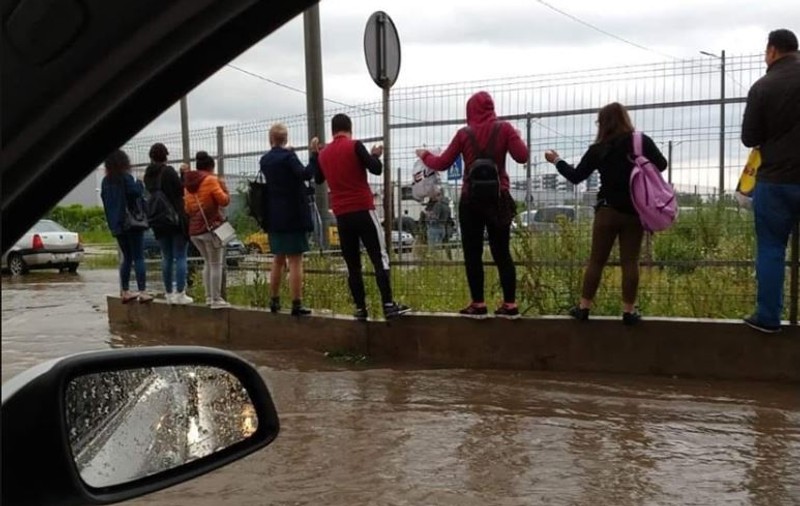 Case și drumuri inundate în București și Ilfov, luni dimineață, după o ploaie torențială (FOTO & VIDEO)