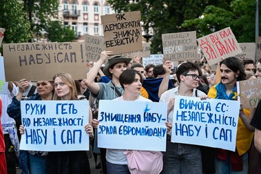 Mii de ucraineni protestează împotriva implementării unei legi care reglementează activitatea instituțiilor anticorupție, Foto: Profimedia