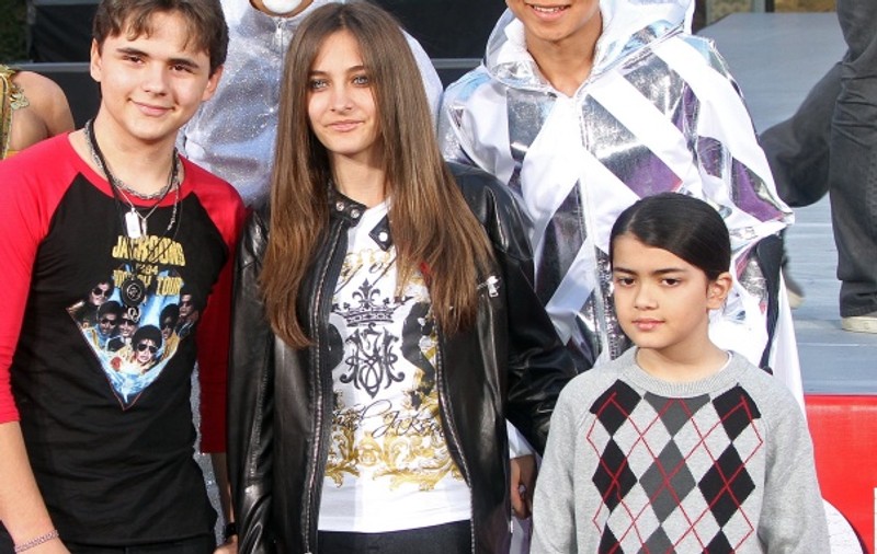ÎŢI DĂ FIORI! Copiii lui Michael Jackson iau prânzul cu tatăl lor mort,  o dată pe săptămână