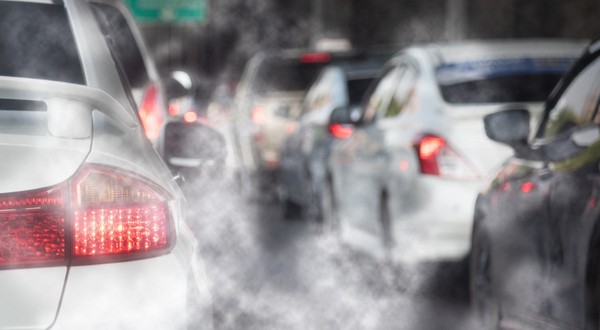 Imaginea surprinde traficul bară la bară și poluarea aerului cauzată de emisiile de eșapament ale mașinilor