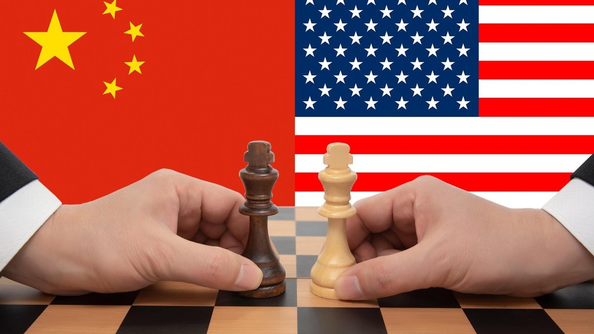 pioni de șah cu drapelele Chinei și Statelor Uniate ale Americii pe fundal