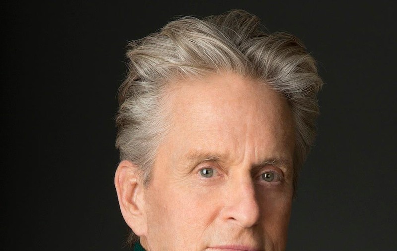 SE TOPEŞTE PE PICIOARE! MARELE Michael Douglas, DE NERECUNOSCUT | FOTO