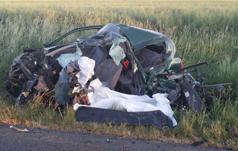 Accident în Timiș, soldat cu un mort și șapte răniți. O mașină a intrat într-un microbuz