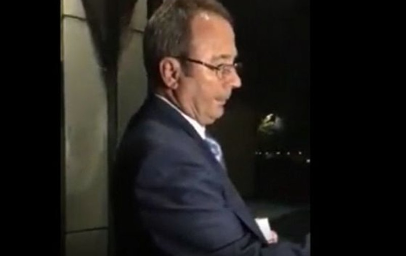 VIDEO/ Președintele CCR, Valer Dorneanu, urmărit și apostrofat de protestatari. „De ce nu vreţi să ţineţi cu poporul? Aţi devenit antecamera PSD”