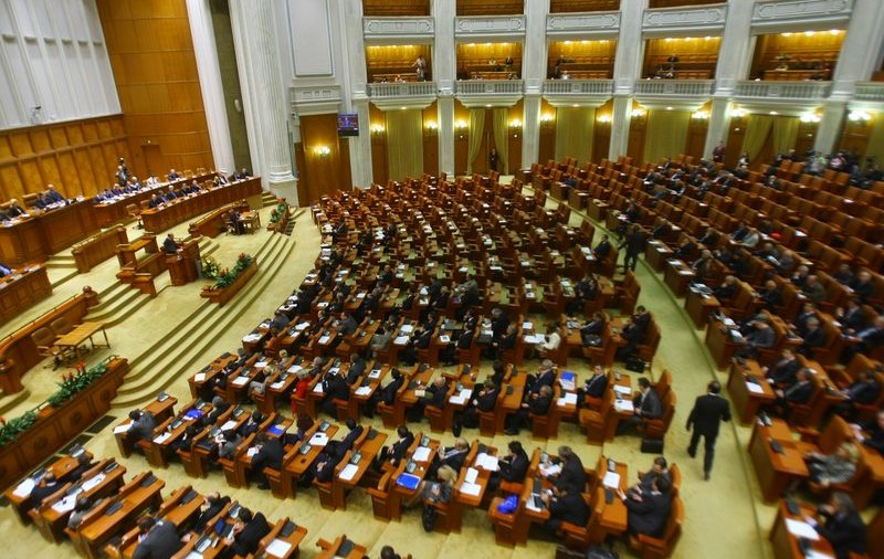 Pensii speciale pentru femeile de serviciu, ospătarii și șoferii din Parlament; PNL: Aceste categorii câștigă mai mult decât profesorii și medicii