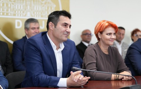 Ce s-a aflat despre prima soție a lui Claudiu Manda chiar i-a amuțit pe toți. Dar mai ales gestul complet neașteptat făcut de Olguța pentru mama copilului soțului ei e cireașa de pe tort