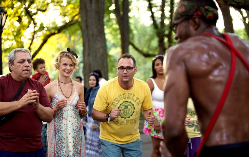 Dansator din Central Park, devenit actor ad-­hoc în comedia românească "America, venim!". Coregrafia lui tribală, "jucată" şi de artiștii noştri, a ajuns scenă de film