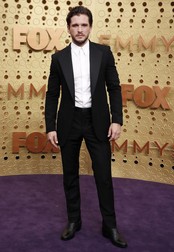 Actorul Kit Harington, care a intrepretat rolul lui Jon Snow din serialul Game of Thrones, pe covorul roșu | Foto: EPA