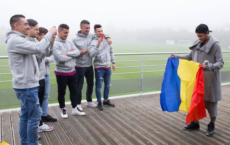 Neymar a primit cadou steagul României și un clop de oșan de la campionii mondiali la fotbal 5 la 5 / GALERIE FOTO&VIDEO