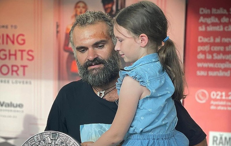 Dan Ursa s-a întors în România. Câștigătorul de la Survivor 2023 a căzut în genunchi când și-a revăzut fiica și soția