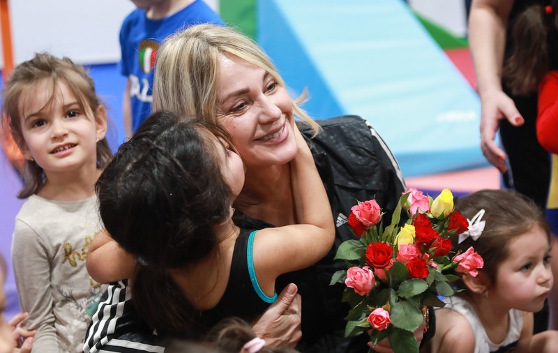 Imagini emoționante cu Nadia Comăneci la sala e gimnastică din Otopeni. Cât costă să-ți duci copilul la GymNadia