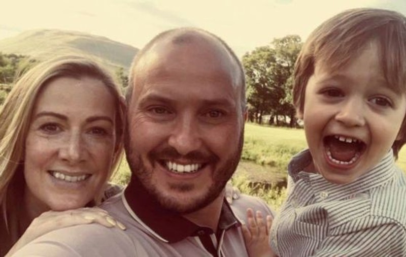 Cuvintele emoţionante pe care i le-a zis un copil tatălui său, după ce mama băiețelului a murit de cancer: „Tati, nu-ți face griji...”