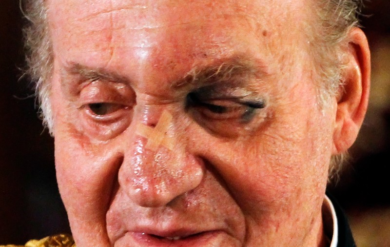 Regele Spaniei a primit o uşă-n nas. La propriu | FOTO & VIDEO