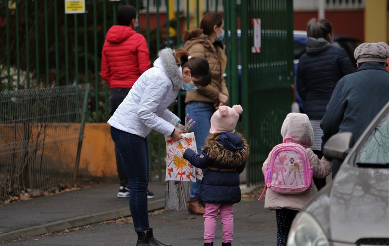 Flori și mărțișoare la școală. Cum a arătat 1 Martie în București, după disputa autorităților pe tema simbolului primăverii