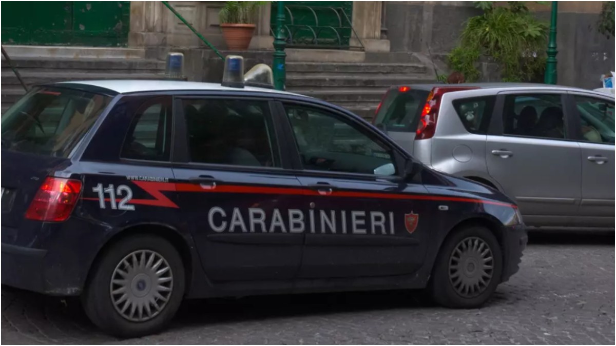 În imagine este ilustrată o mașină de carabinieri
