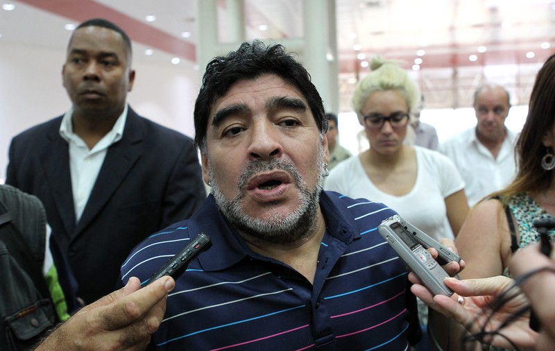 "Nebunul" Diego Maradona dă cu pumnul. Pe cine a "caftit" de data asta!