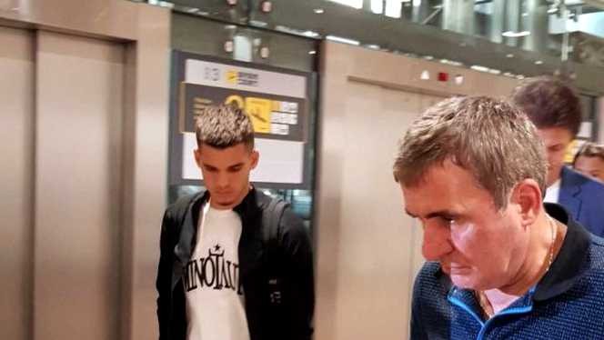 Ianis Hagi, stânga, este asistat de tatăl său, Gheorghe Hagi