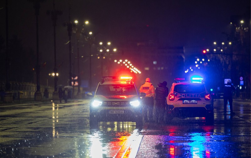 Un șofer băut, urmărit ca în filme pe străzile din București: când a fost prins a încercat iar să fugă de polițiști și a lovit cu mașina un agent
