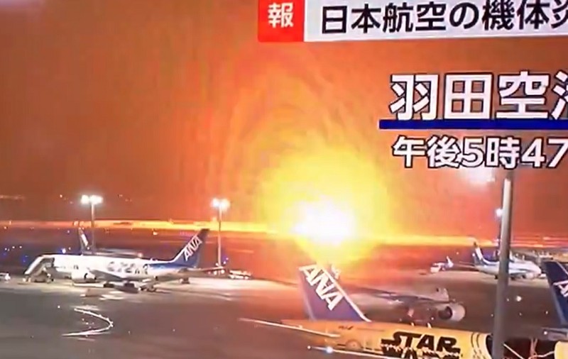 Momentul în care avionul japonez explodează, imediat după ce a atins pista. VIDEO