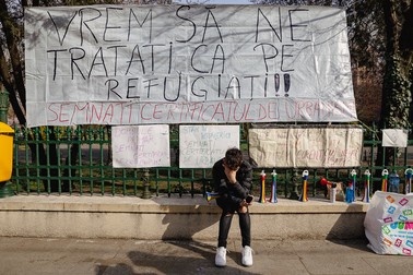 Jumătate din familiile din blocul fără curent electric au trebuit să se mute din apartamentele cumpărate. Foto: Eli Driu