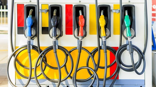 O stație de alimentare colorată, cu mai multe pistoale de diverse culori – albastru, negru, roșu, galben și verde –, fiecare reprezentând un tip diferit de combustibil. Foto: Shutterstock