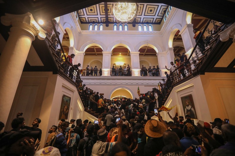 Protestarii, în interiorul reședinței prezidențiale din capitala Colombo | Foto: EPA